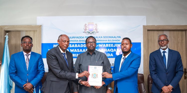 Ra’iisul Wasaare ku xigeenka XFS oo xilka u kala wareejiyey Wasiirka Cusub ee Wasaaradda Shaqada iyo wasiirkii hore