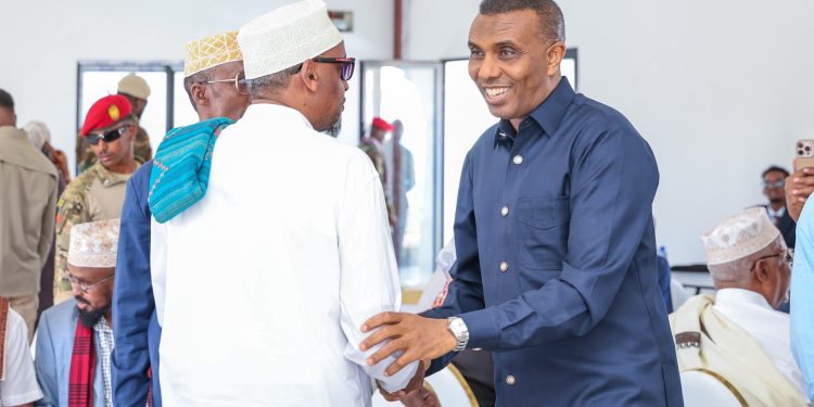 Ra’iisul Wasaare Xamse ayaa kulan miro-dhal ah la yeeshay odayaasha dhaqanka ku sugan magaalada Laascaanood.