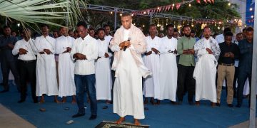 Ra’iisul Wasaare Xamsa Cabdi Barre oo Kulan Afur ah La Qaatay Shaqaalaha Xafiiska, Uguna Baaqay Gurmadka Dadka Abaaraha Saameeyeen